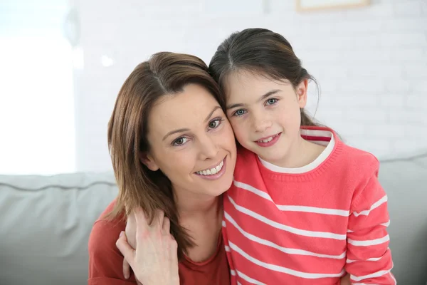 Mor och dotter med röda tröjor — Stockfoto