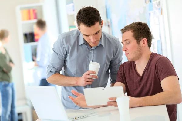 Estudiante hablando con instructor — Foto de Stock