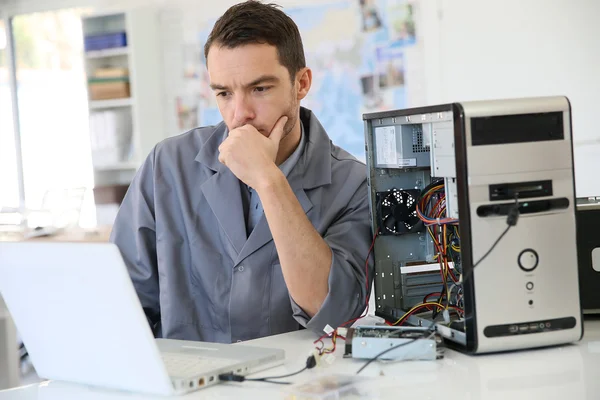 Teknikern fästande computern järnvaror — Stockfoto