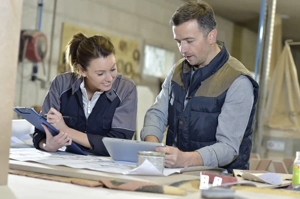 Arquitetos trabalhando com tablet — Fotografia de Stock