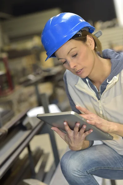 Kvinnan ingenjör med hjälp av Tablet PC — Stockfoto