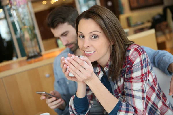 Mujer bebiendo café — Foto de Stock