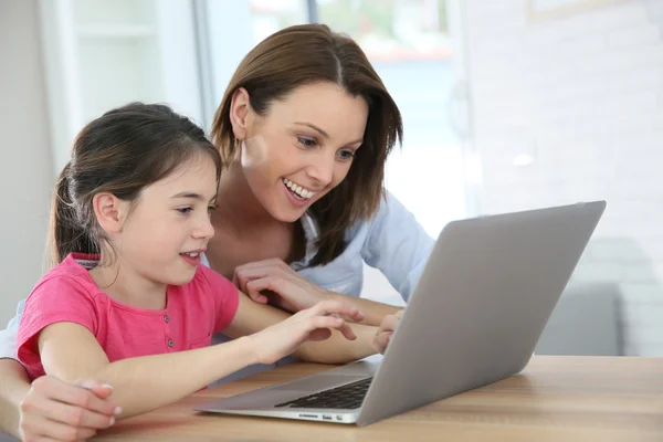 Madre e hija haciendo la tarea —  Fotos de Stock