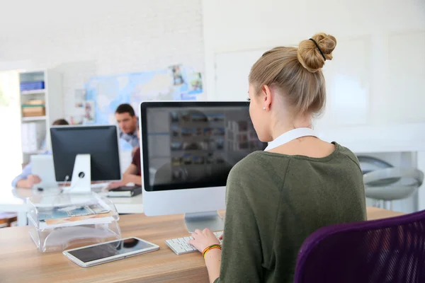 Fille travaillant sur ordinateur de bureau — Photo