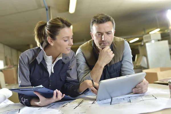 Arquitectos trabajando con tablet — Foto de Stock