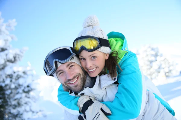 Hombre dando novia piggyback paseo — Foto de Stock