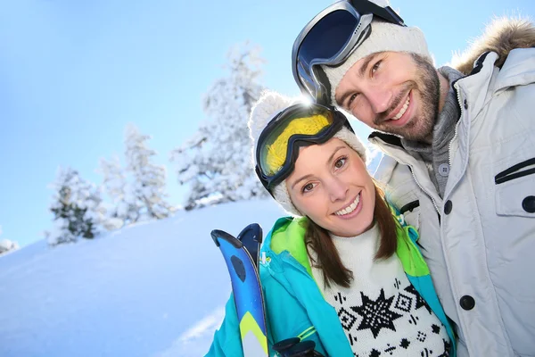 Pareja en montaña nevada — Foto de Stock