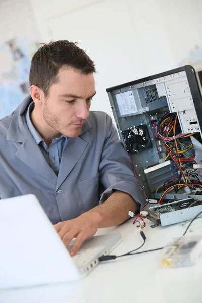 Teknikern fästande computern järnvaror — Stockfoto