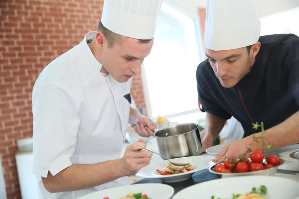 Chef avec cuisinier en cuisine — Photo