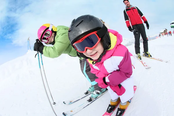 Professor de esqui ajudando crianças — Fotografia de Stock