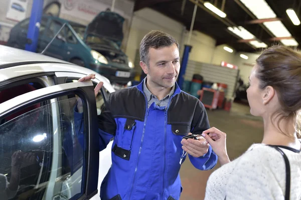 Mechanik dając kluczyki do samochodu do klienta — Zdjęcie stockowe