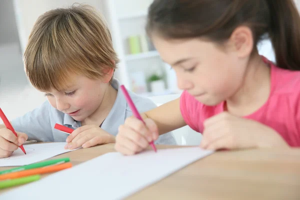 Bambini che scrivono su carta — Foto Stock