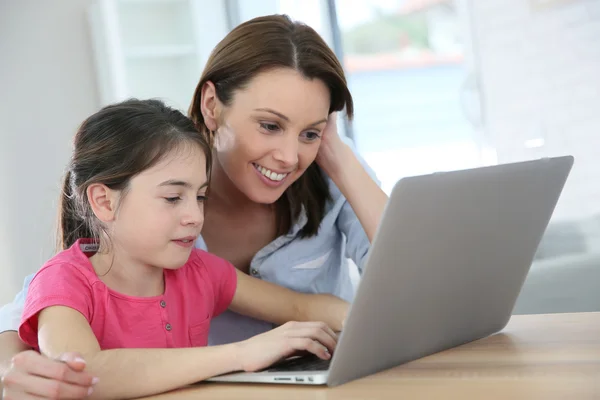 Mother and daughter doing homework — Stock Photo, Image