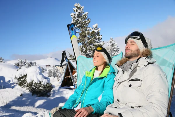 Skiërs zonnebaden in lange stoelen — Stockfoto