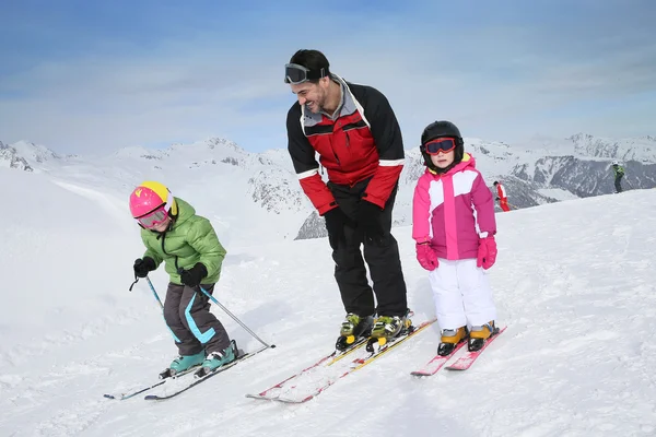 Лыжный учитель помогает детям — стоковое фото