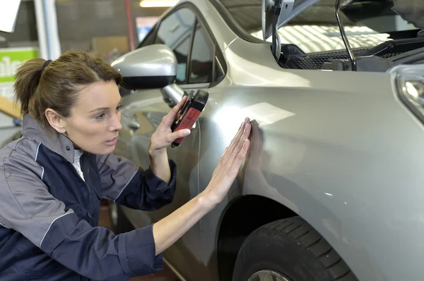 Technika pracy w sklepie karoserii auto — Zdjęcie stockowe