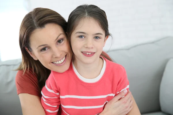 Madre e hija con camisas rojas — Foto de Stock