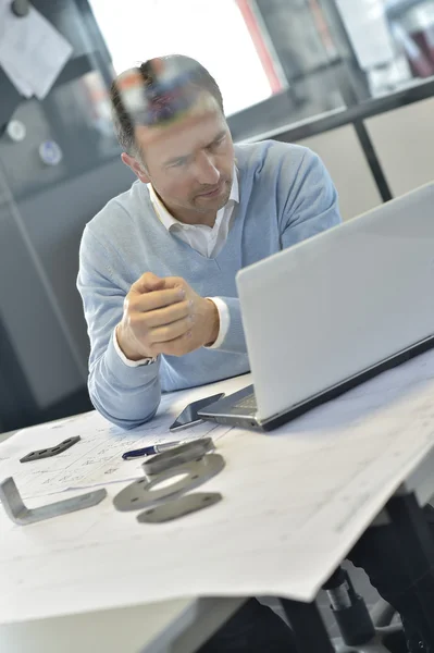 Gerente de trabajo en el ordenador portátil — Foto de Stock