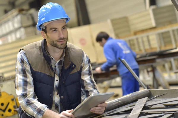 Engineer using tablet — Stock Photo, Image