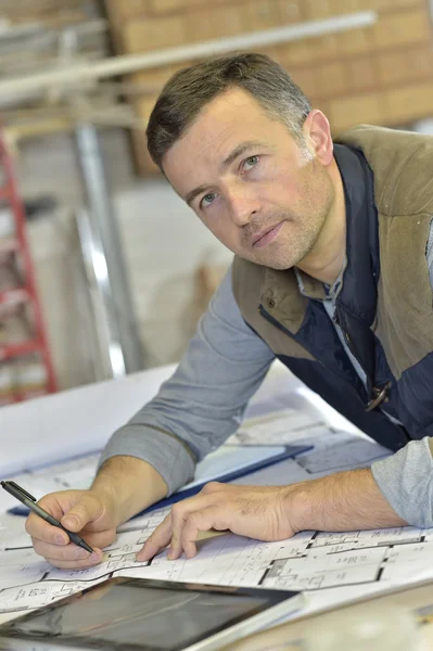 Architect ontwerpen op het opstellen van tabel — Stockfoto