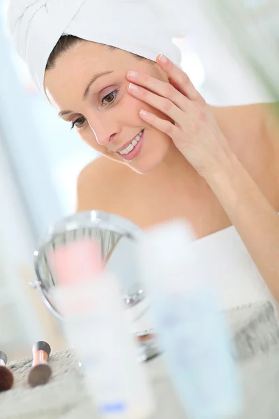 Woman applying moisturizing cream — Stock Photo, Image