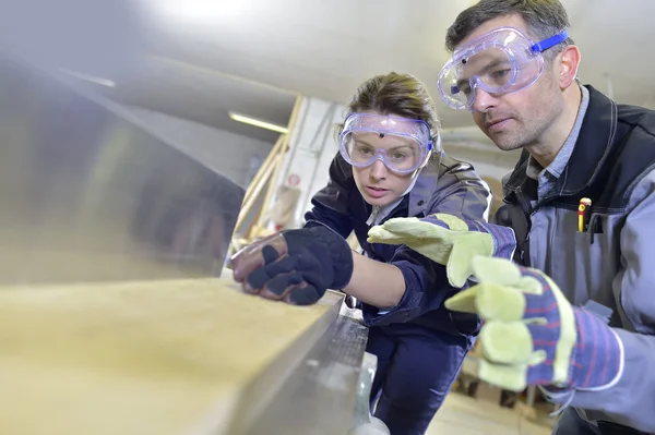 Lavoratori che lavorano con assi di legno — Foto Stock