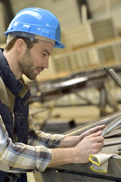 Engenheiro usando tablet — Fotografia de Stock