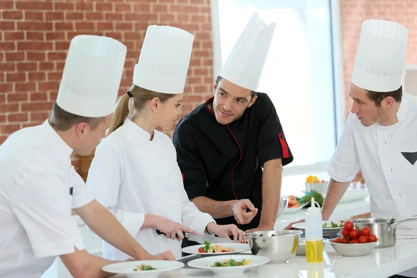 Koch bildet Studenten in Küche aus — Stockfoto
