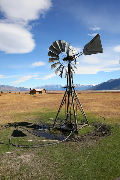 Molino de viento en tierras agrícolas argentinas — Foto de Stock
