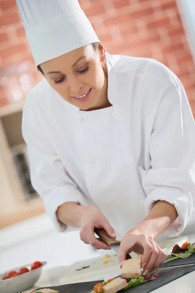 Szef kuchni przygotowuje foie gras — Zdjęcie stockowe