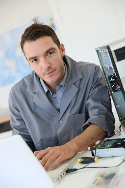 Ingeniero procediendo a la recuperación de datos de la computadora —  Fotos de Stock