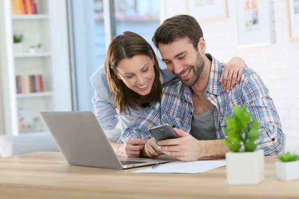 Casal usando smartphone — Fotografia de Stock