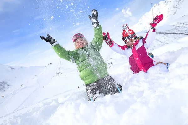 Bambini che giocano nella neve — Foto Stock