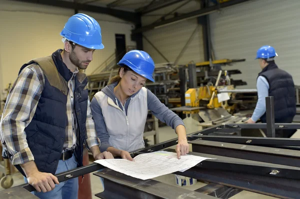 Reunião de engenheiros industriais — Fotografia de Stock