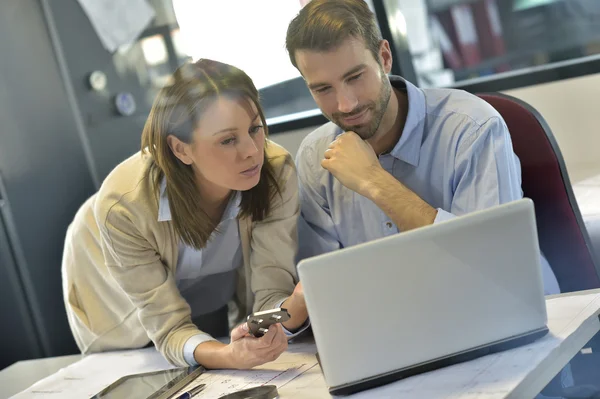 Ingenjörer arbetar på kontor — Stockfoto