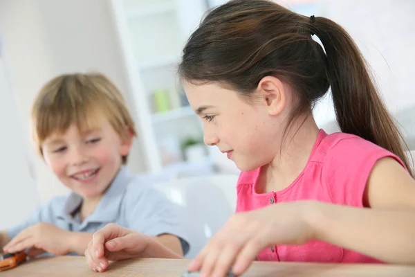 Enfants jouant avec des voitures jouets — Photo