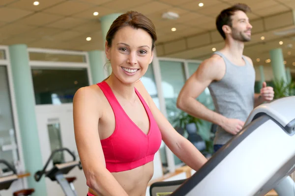 Mulher usando equipamento cardio — Fotografia de Stock