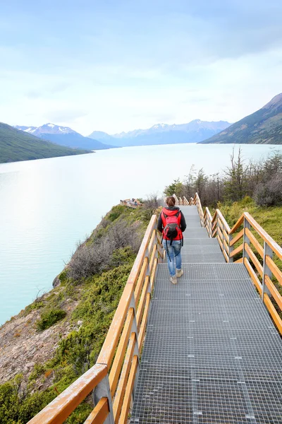 Tourist walking on Perito Moreno footbridge — Stock Photo, Image