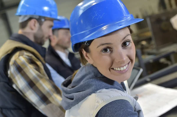 Kvinna industriellt iscensätta — Stockfoto