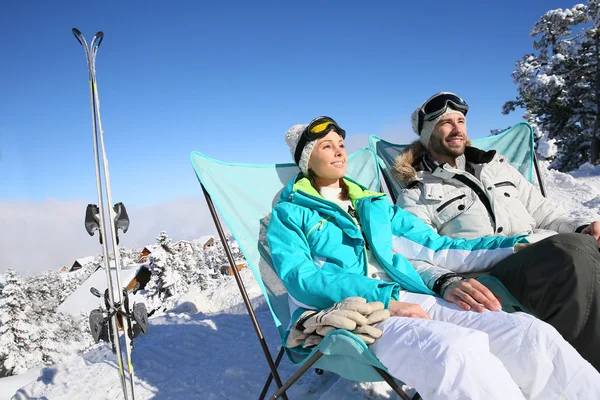 Skiërs zonnebaden in lange stoelen — Stockfoto