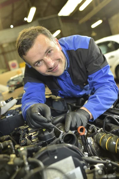 Mecánico de coche trabajando con motor — Foto de Stock