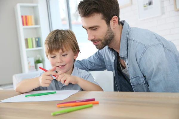 Papà con ragazzo fare disegni — Foto Stock