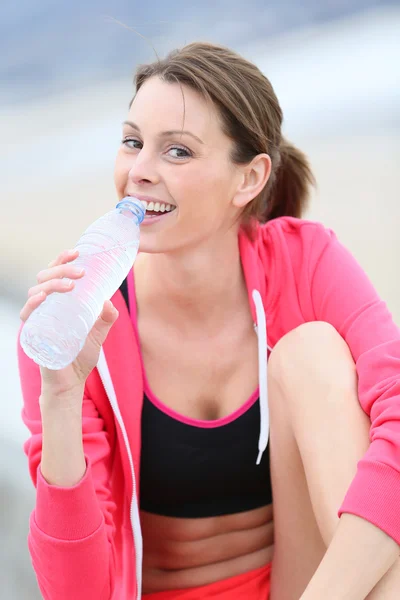 Jogger drinking water — Stock Photo, Image
