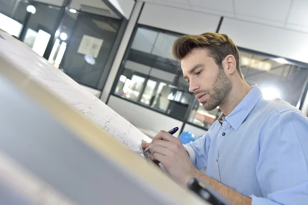 Arquitecto diseñando en mesa de dibujo —  Fotos de Stock