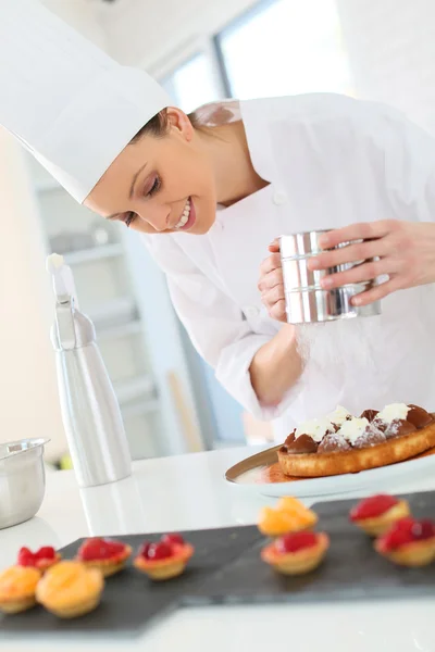 Cucinare spalmando zucchero a velo — Foto Stock