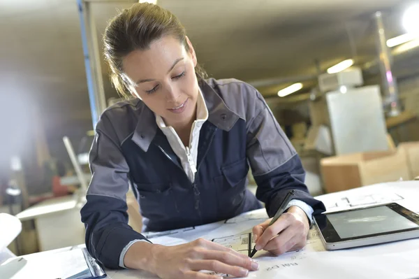 Architecte féminine travaillant avec le plan directeur — Photo