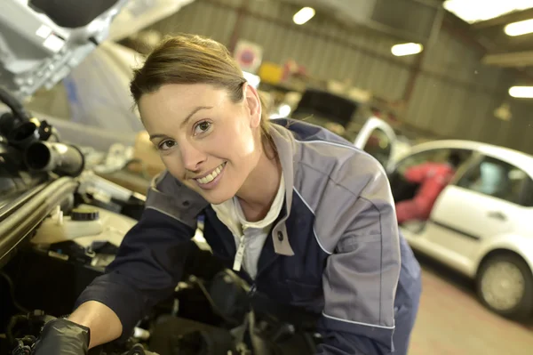 Car mechanic working with engine — Stock Photo, Image