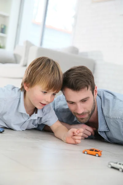 Daddy with boy playing with cars — Stock Photo, Image
