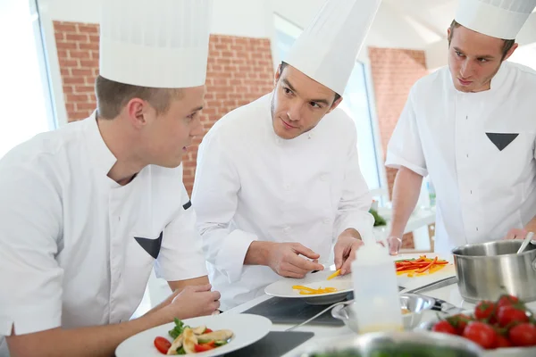 Chef formazione studenti in cucina — Foto Stock