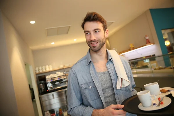 Ober in koffie winkel — Stockfoto